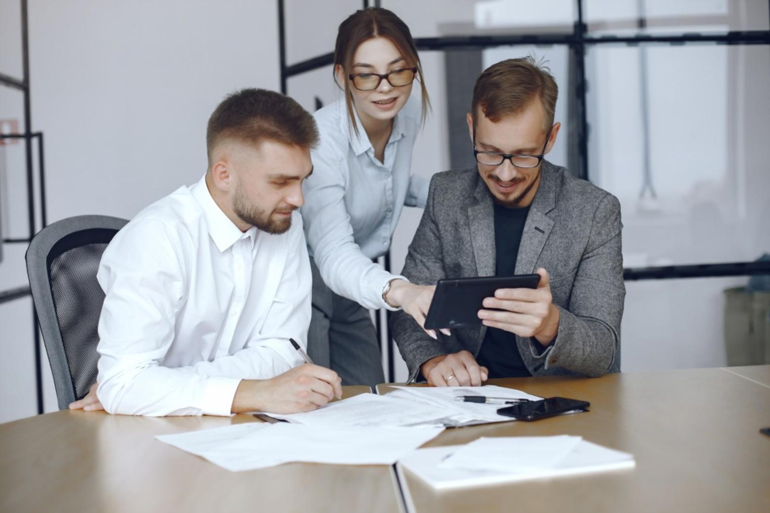 Consultor financeiro a trabalhar com cliente num ambiente profissional